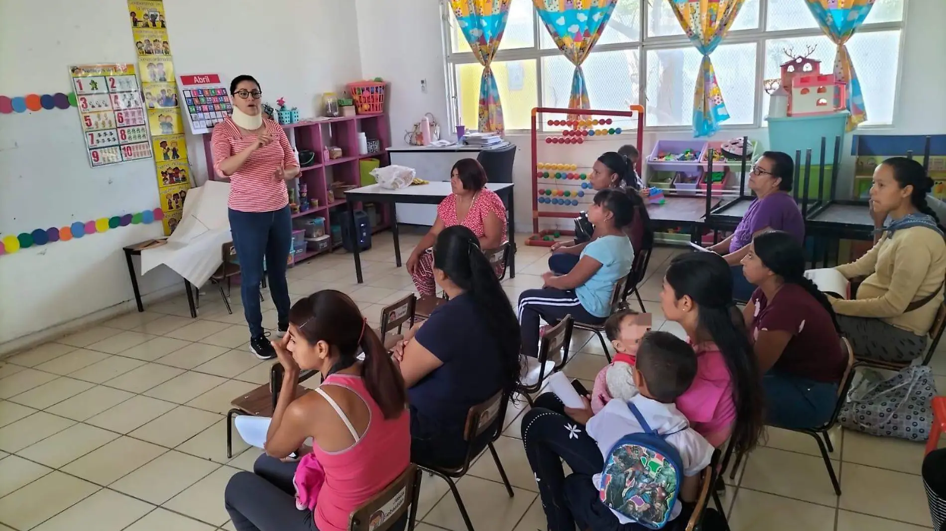 Padres de familia reciben charla sobre autismo en Lerdo